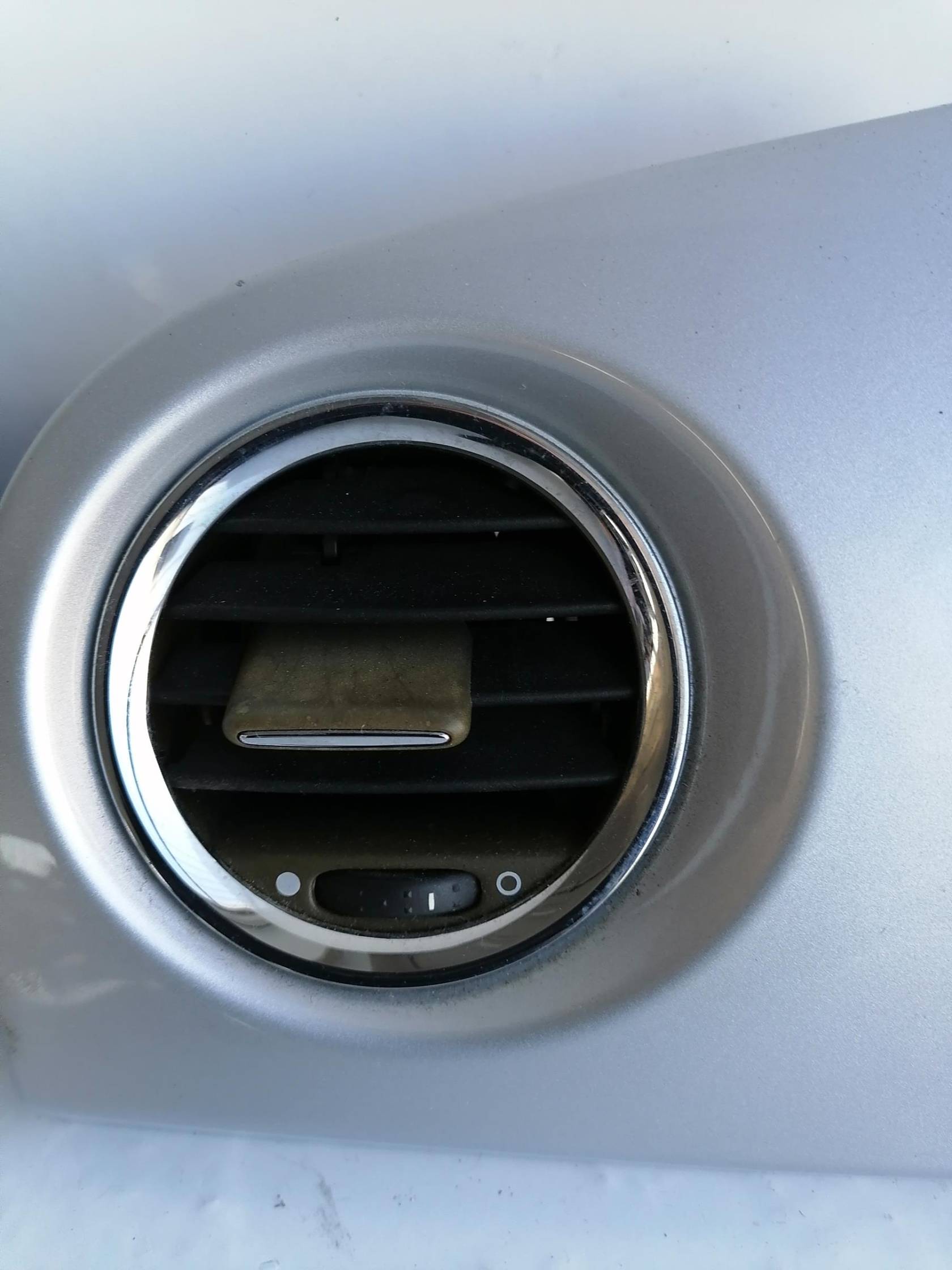 Bocchetta aria lat. cruscotto sx.